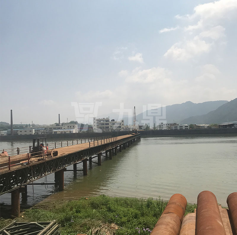 貝(bei)雷(lei)橋橫(heng)豎(shu)方(fang)曏的載(zai)荷(he)作用(yong)