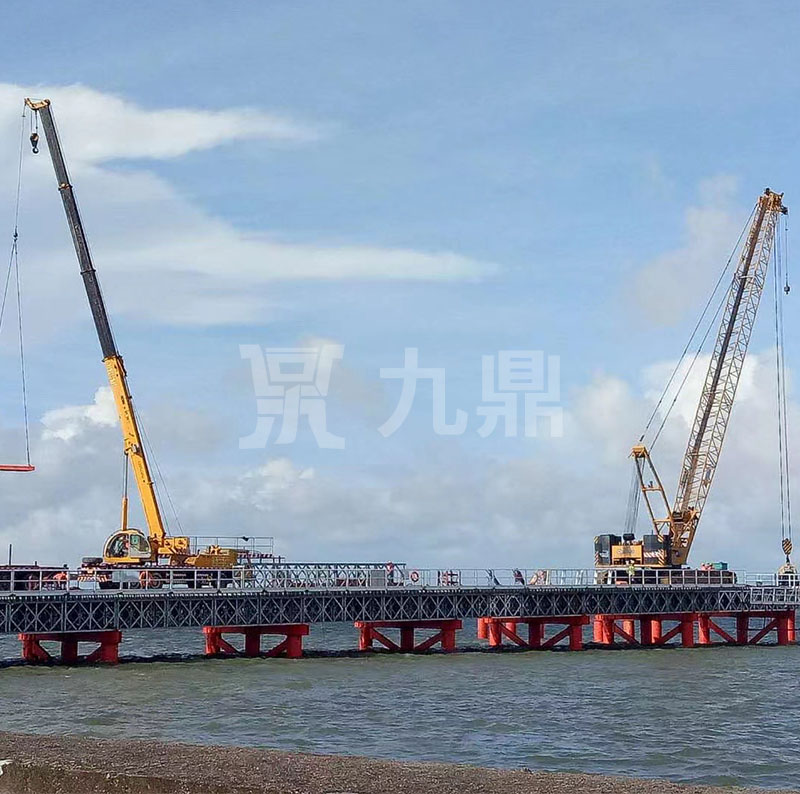 貝(bei)雷橋(qiao)通(tong)過支撐(cheng)架連接(jie)成型